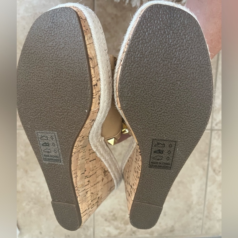 Qupid slip on platform heels New, no box never worn size 6.5 tan - Picture 5 of 5
